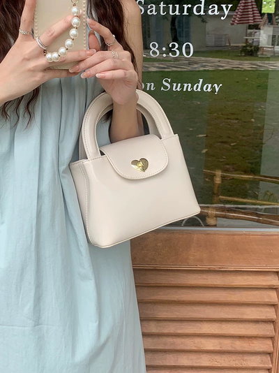 Cartera de mano hebilla corazón 