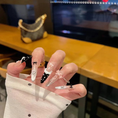 Uñas press on puntos con moño 