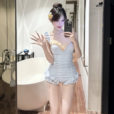 Traje de baño con flores y volados 