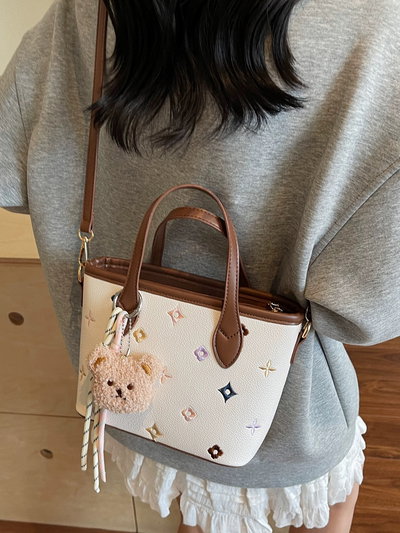 Cartera bordada con colgante de osito 