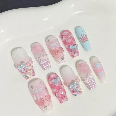 Uñas press on colores pasteles y moños 