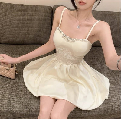 Vestido globo con encaje y pedrería 