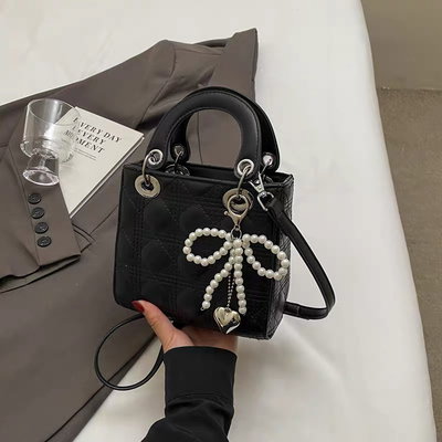 Cartera box con charms de perlas