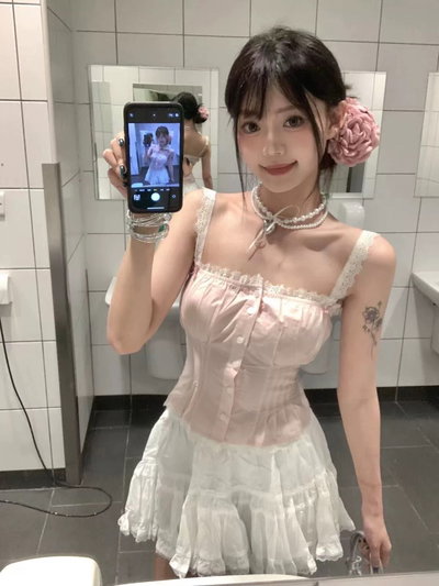 Top con botones y encaje 