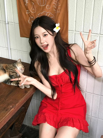 Vestido rojo corto con encaje 