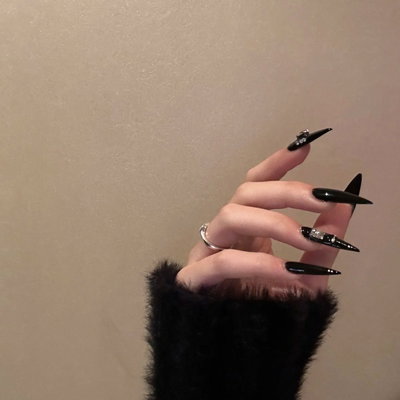 Uñas press on negras stiletos
