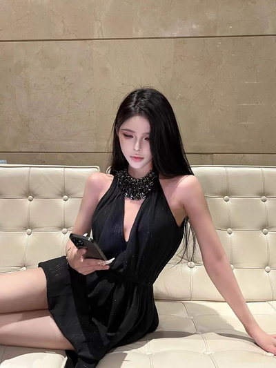 Vestido de pedrería con escote en V 