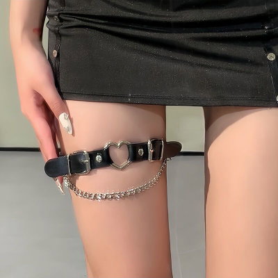 Accesorio para pierna de cuero y cadena corazón 