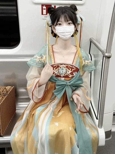 Vestido Hanfu moderno con moño 