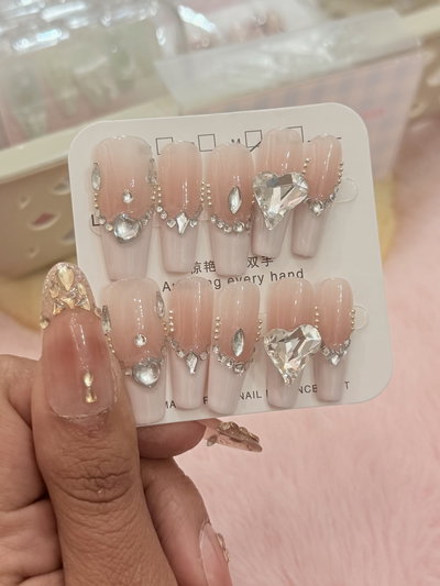 Uñas press on corazón de pedrería 