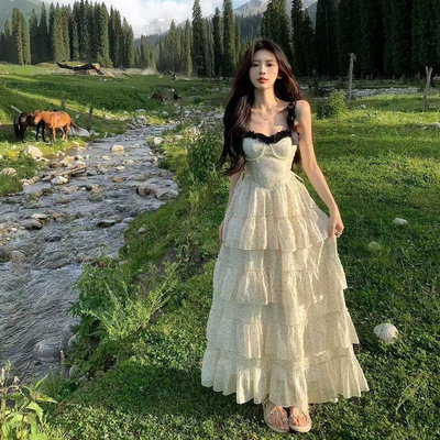 Vestido estilo francés largo con puntos y volados 