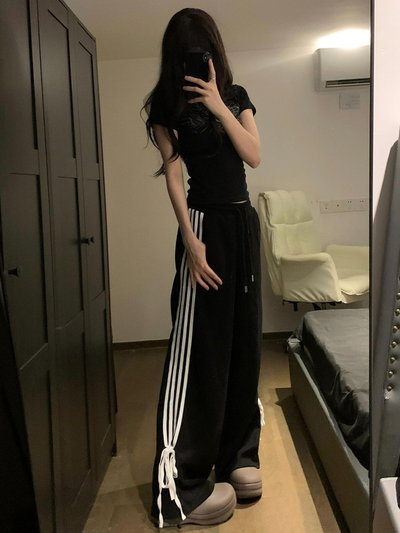 Pantalón deportivo con tiras 