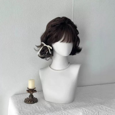 Peluca castaña | negra corta con flequillo 