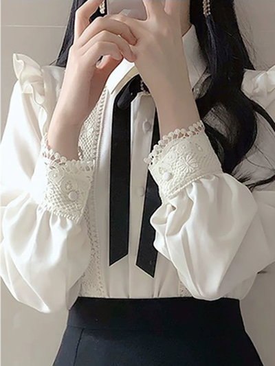 Camisa con encaje y pin de lazo 