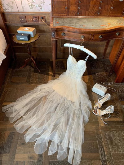 Vestido asimétrico con cola de tul y perlas 