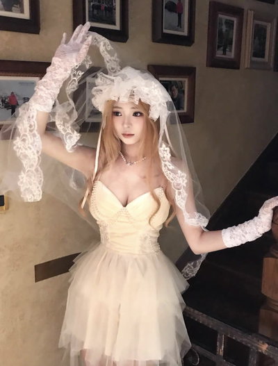 Vestido asimétrico con cola de tul y perlas 