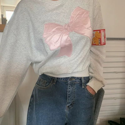 buzo frisado con moño bordado 