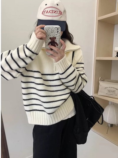 Buzo rayado con cierre cuello alto 