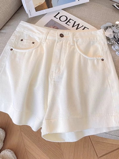 Short de jeans blanco con bordados 