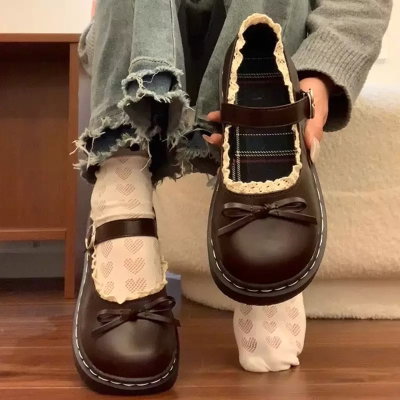 Mocasines con volado y moño simple 