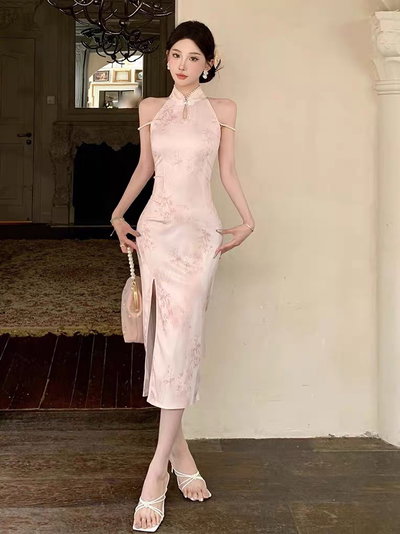 Qipao rosa con mangas de perla 
