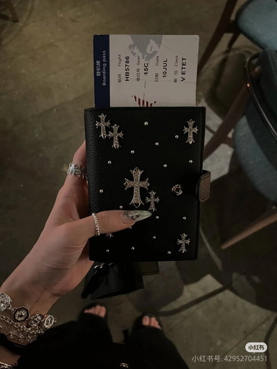 Billetera / porta pasaporte con dijes 