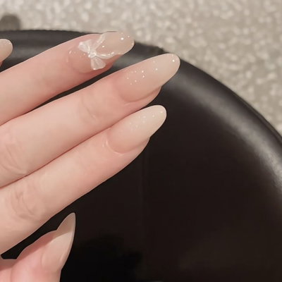 Uñas pres on almendradas con moño simples 