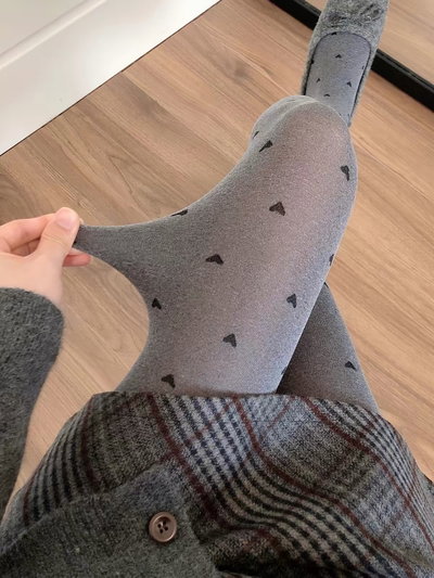 Medias completas gris con corazones 