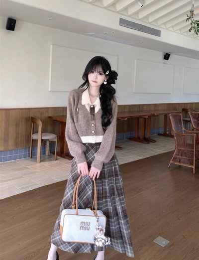 Conjunto 2 piezas Buzo cardigan + maxifalda cuadril 