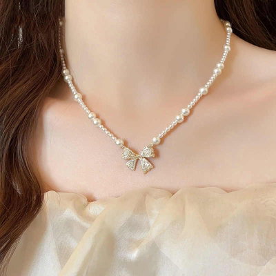 Collar perlas y moño 