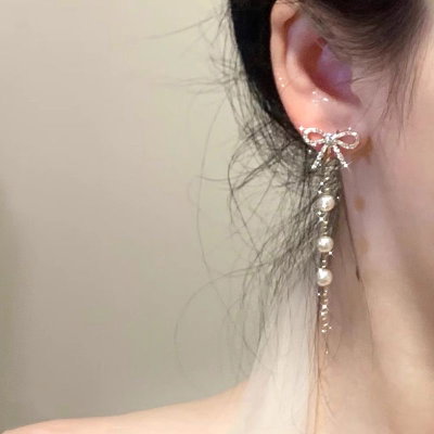 Arete largo moño y perlas plateado 