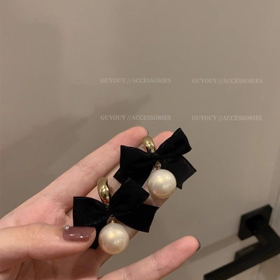 Arete aterciopelado medio aro con moño 