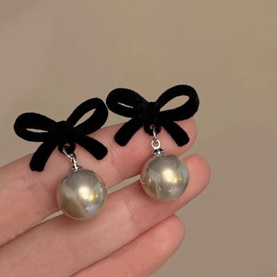 Arete aterciopelado moño con perla 