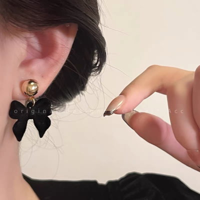 Arete aterciopelado moño con dorado 
