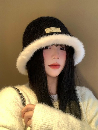 Gorro peludo con etiqueta 