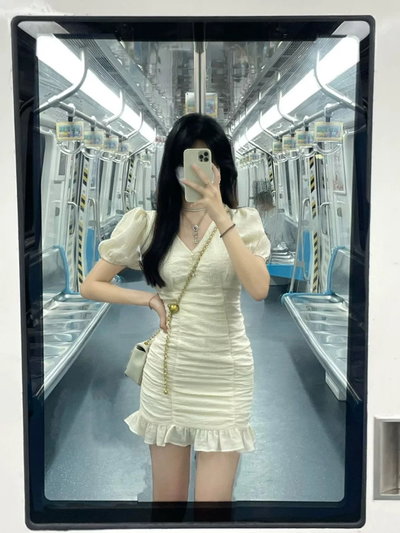 Vestido fruncido con mangas abuchonadas