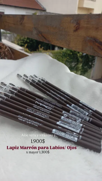 Lapiz labial marron  con sacapuntas, simil maccon aloe vera y vitamina c