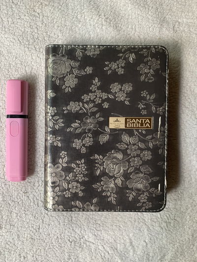 Biblia de Flores Plateada con Zíper RVR1960