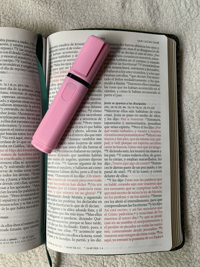 Biblia Reina Valera 1960 · Tapa piel color verde · Diseño con flores