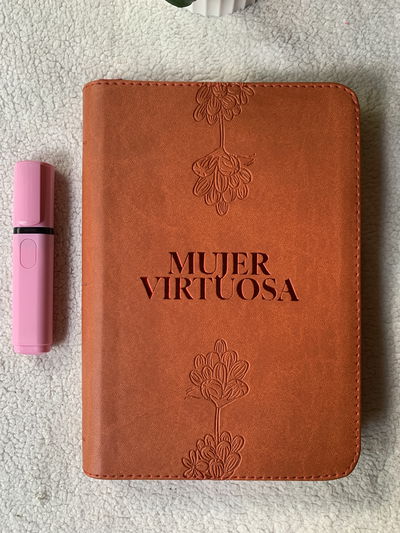 Biblia Reina Valera 1960 letra grande con cierre "Mujer Virtuosa" rojo canto plateado
