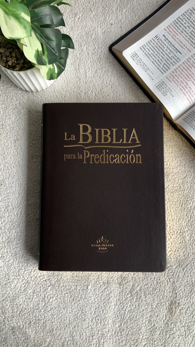 Biblia para la predicación marrón oscuro