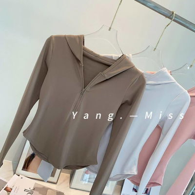 Blusa tipo buzo beige con cierre pegada al cuerpo