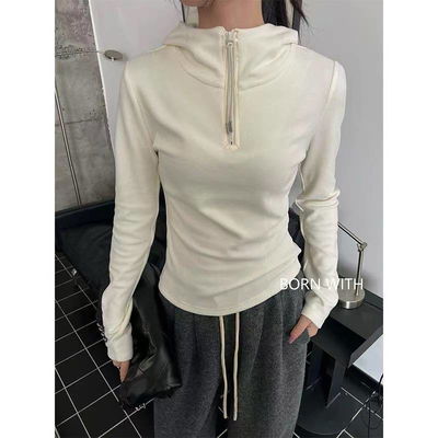 Blusa tipo buzo pegada al cuerpo cuello alto