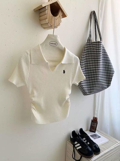 Blusa crema cuello V estilo polo