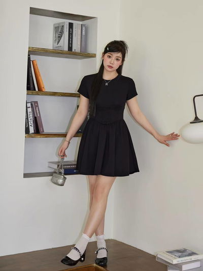 Vestido negro con ajuste en la cintura 