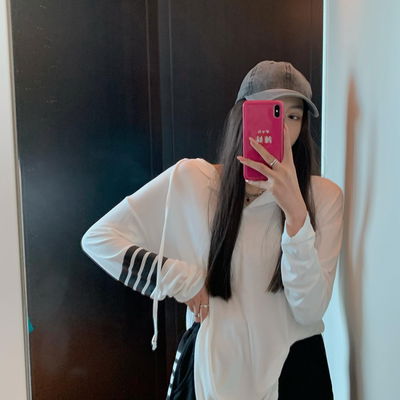 Conjunto deportivo blanco y negro