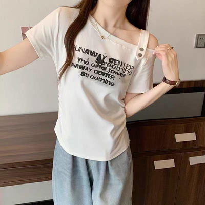 Blusa blanca con hombro al aire 