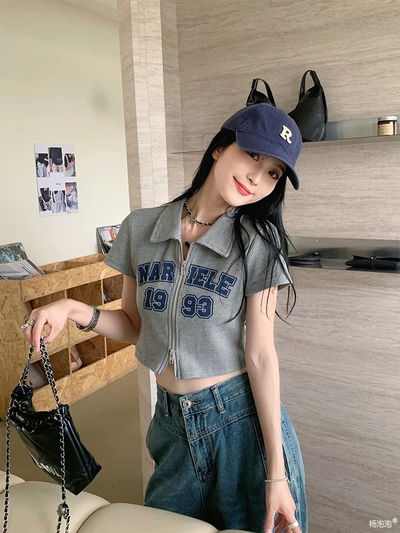 Blusa gris con cierre 