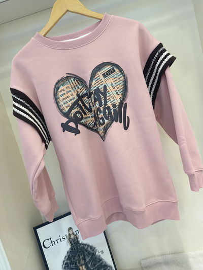 Buzo rosa sin capucha con detalles marron