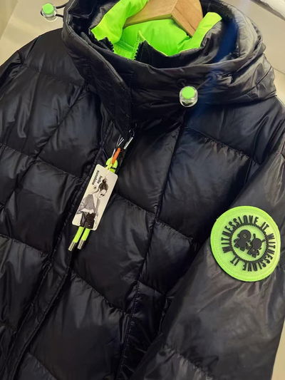 Abrigo de pluma oversized negro fluo